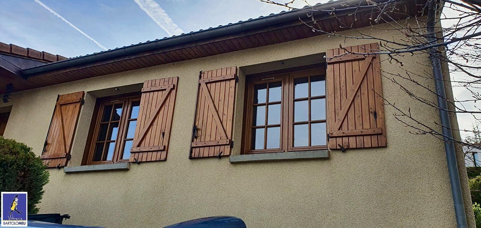 Fenêtres en bois quadrillées