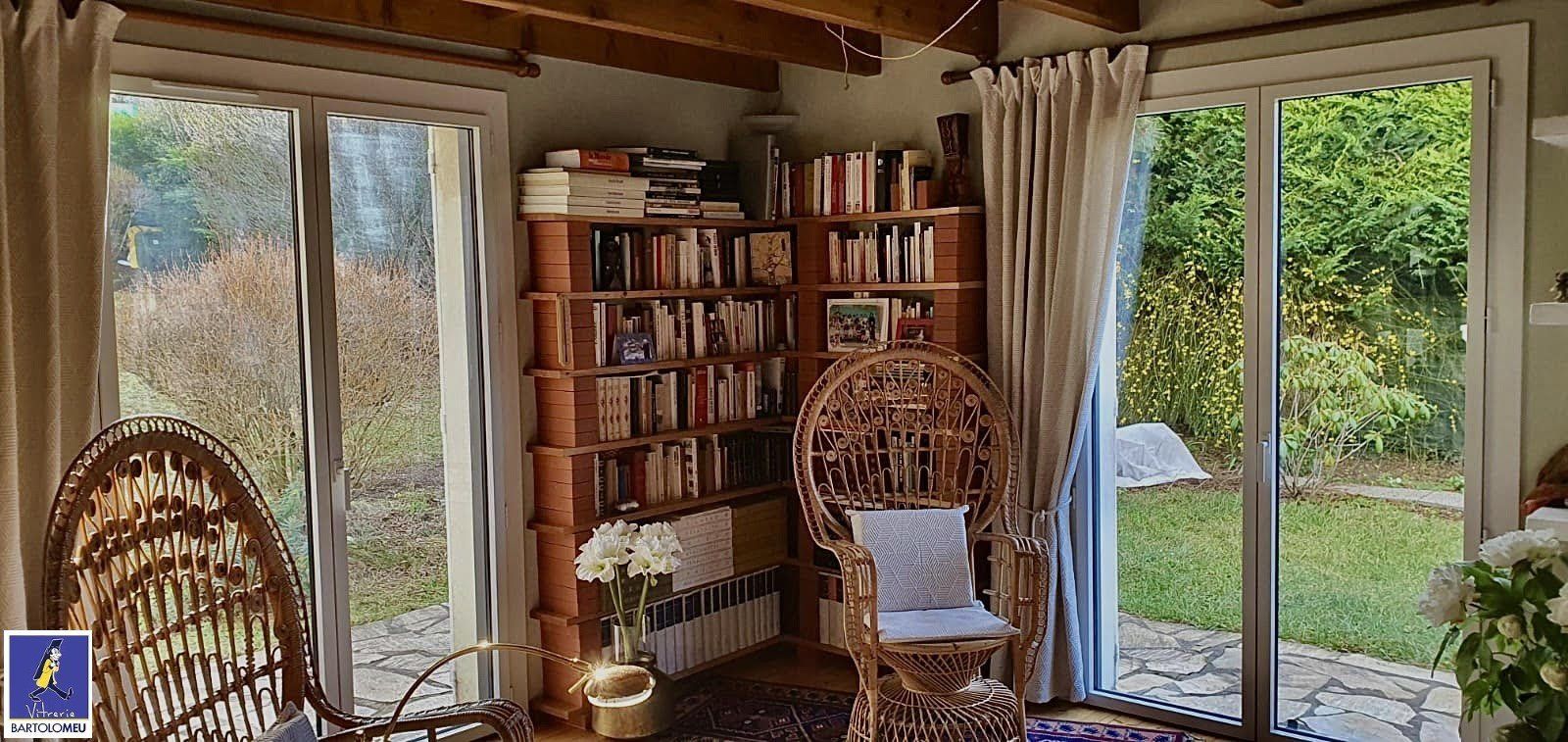Bibliothèque en bois et fauteil en rotin