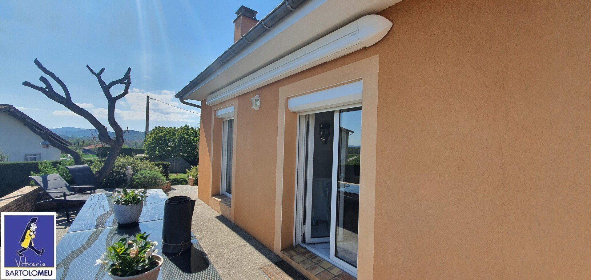 Store banne plié sur la façade d'une maison orange