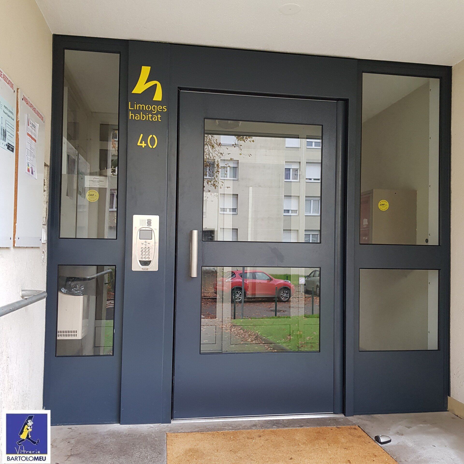 Porte d'immeuble vitrée sécurisée