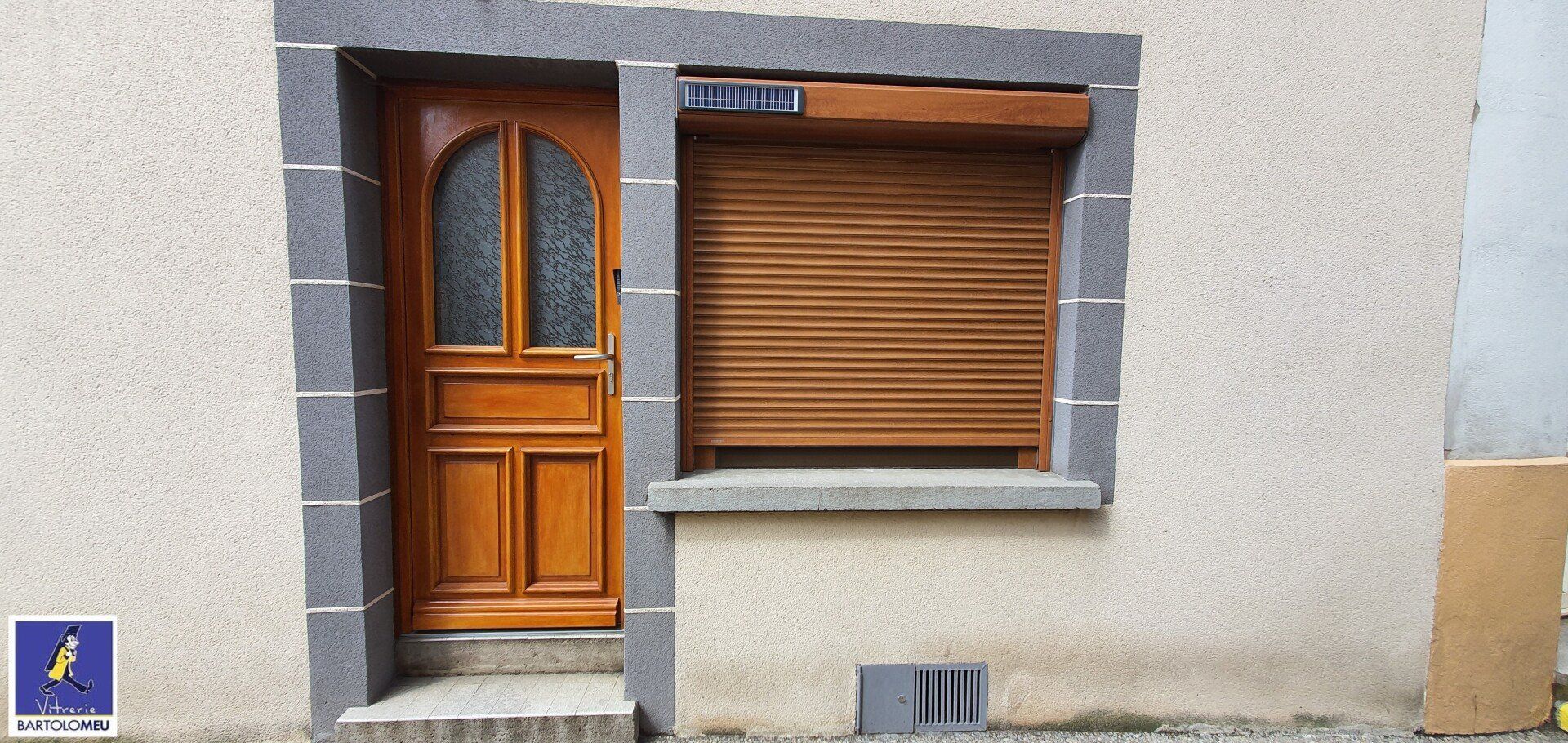 Porte d'entrée en bois et volets roulants couleur bois
