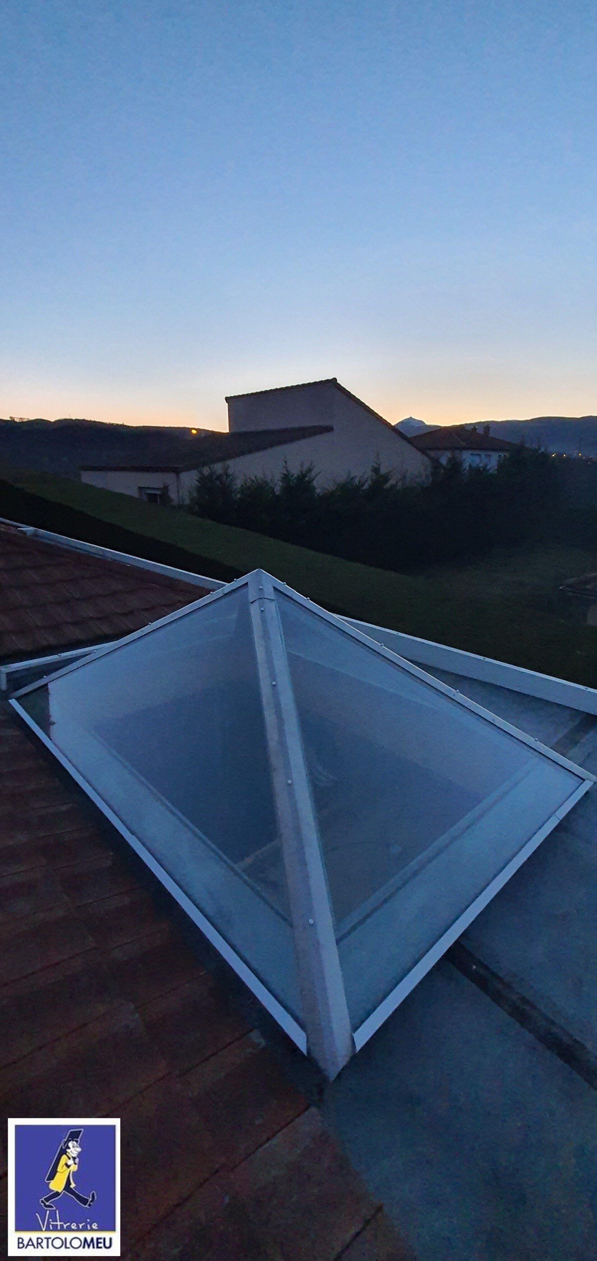Puit de lumière sur un toit de maison