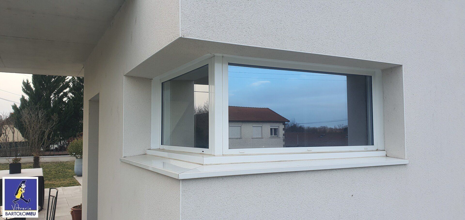 Fenêtre d'angle blanche