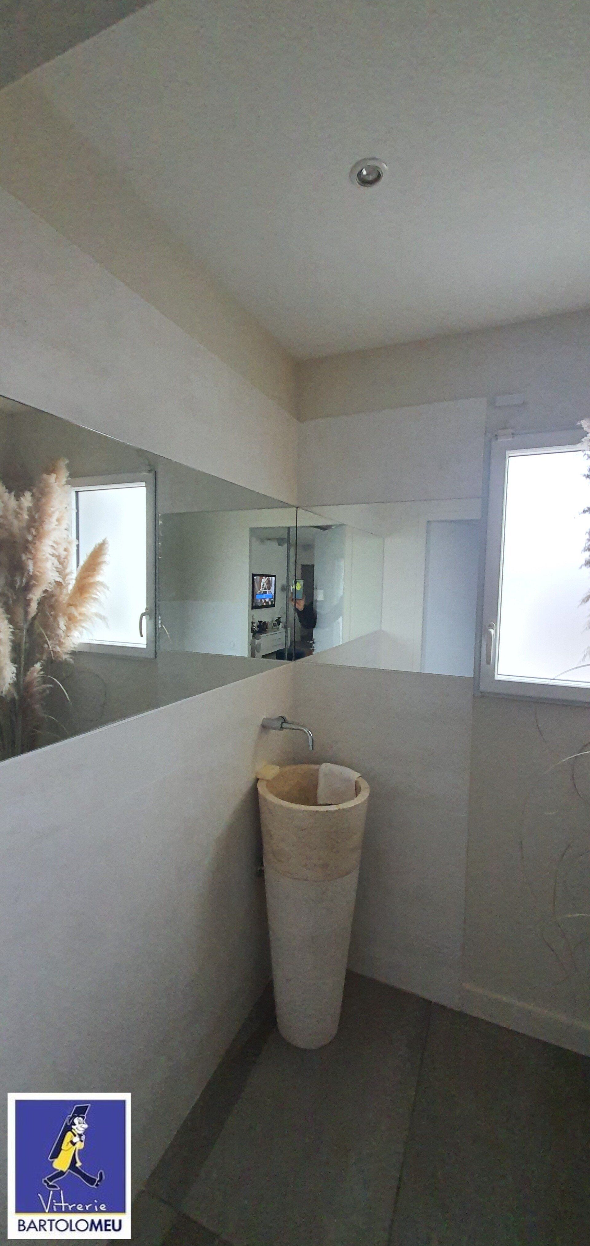 Miroir d'angle dans une salle de bains