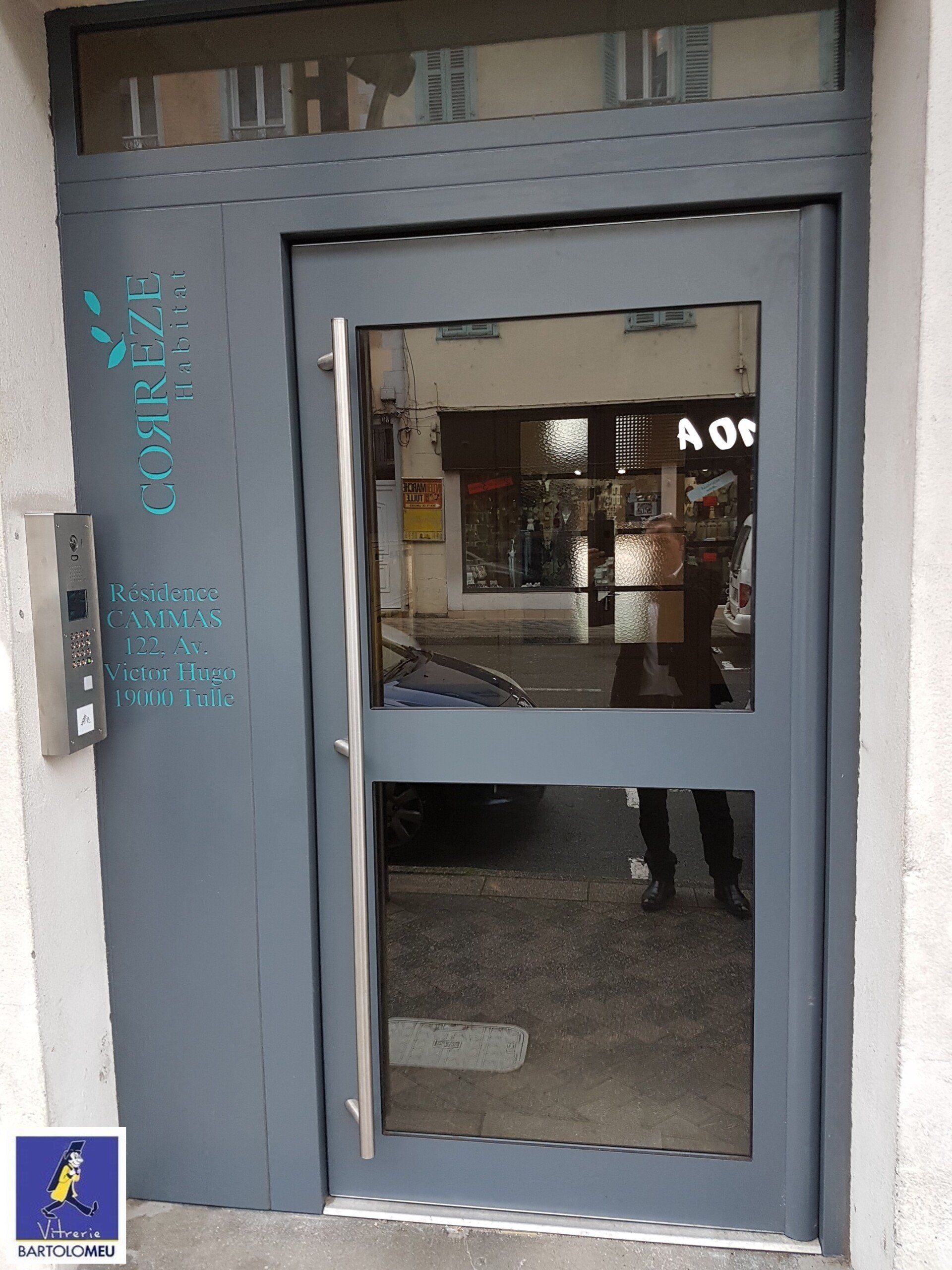 Porte d'entrée d'immeuble sécurisée