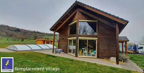 Baies vitrées d'un chalet en bois 