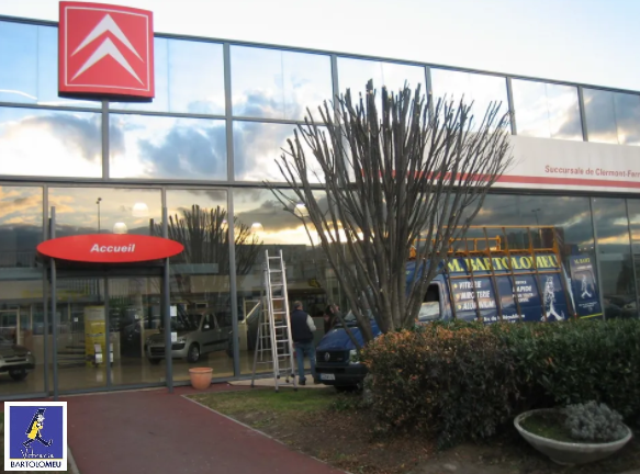 Devanture d'un magasin avec camion de l'entreprise Bartolomeu