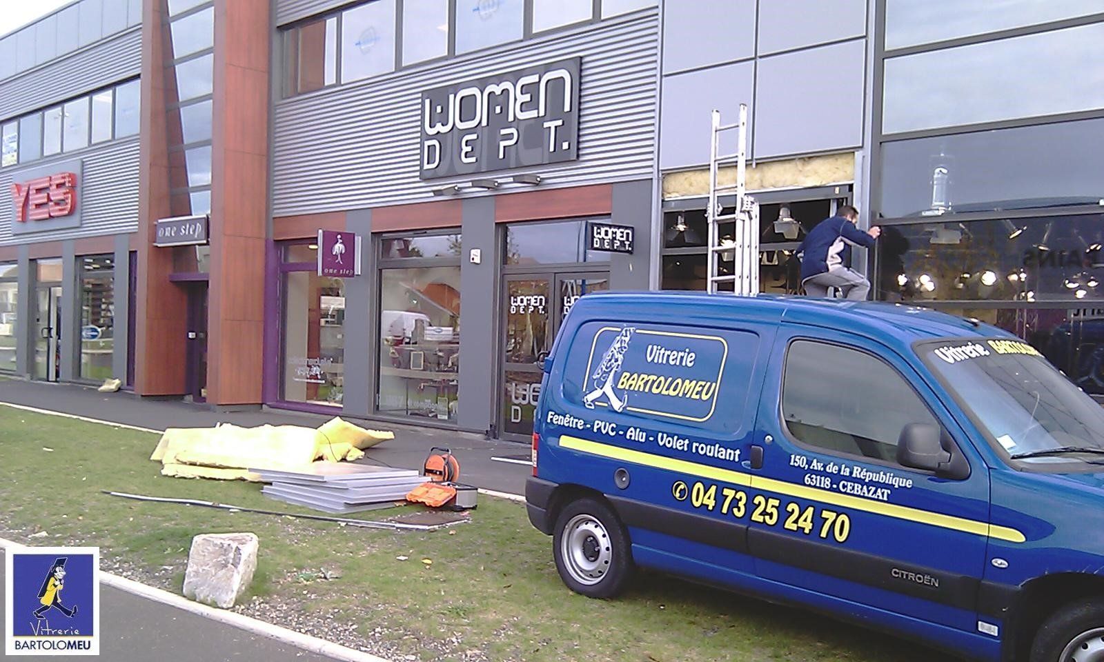 Devanture de magasin avec voiture de l'entreprise Bartolomeu