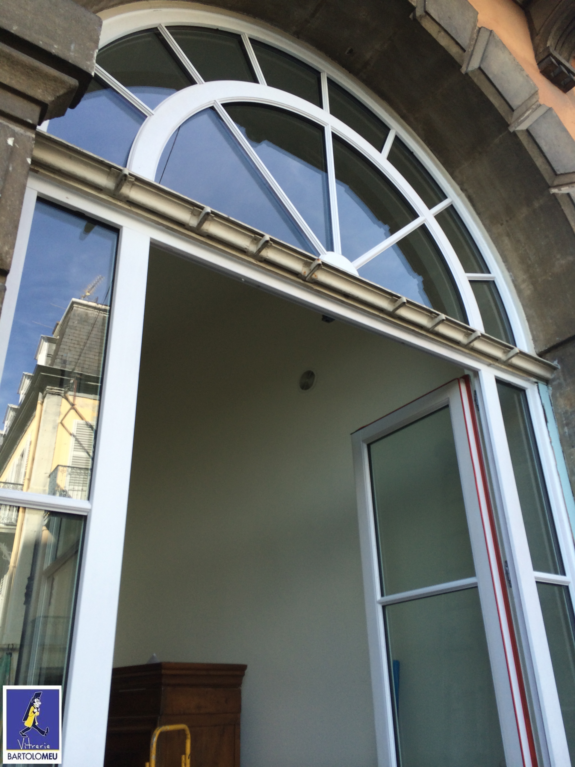 Vitrage avec PVC blanc en format d'arche 