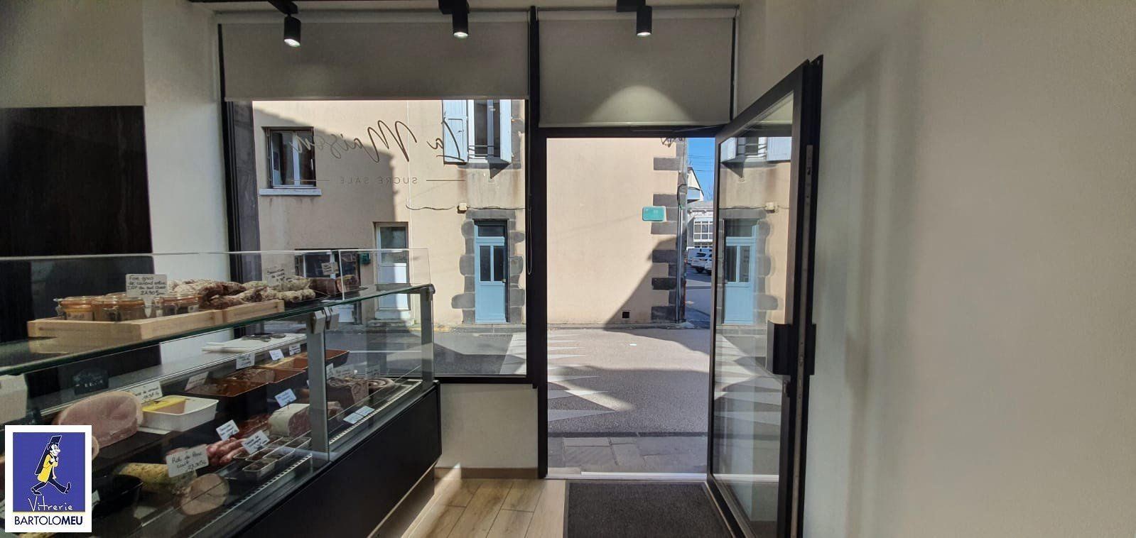 Intérieur boulangerie avec vitrerie