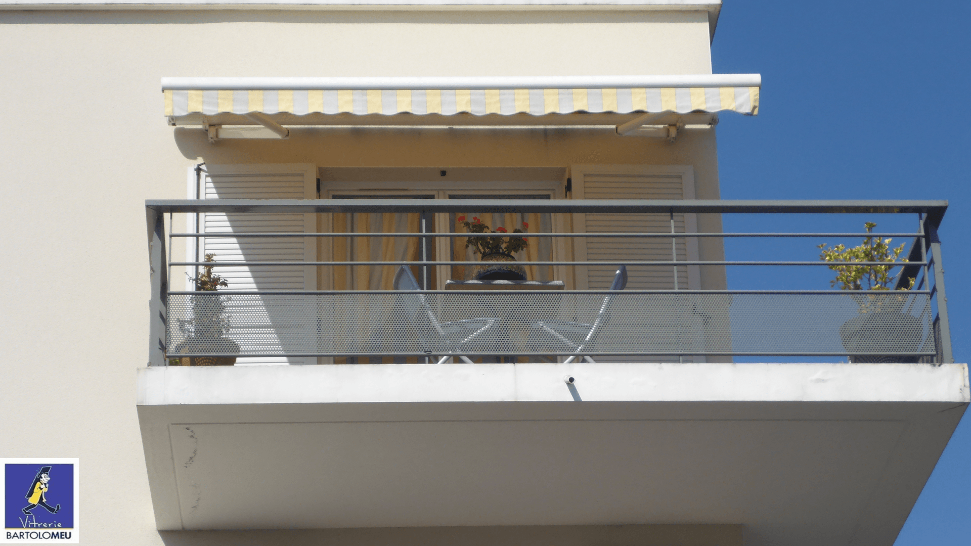 Store banne maison jaune et gris