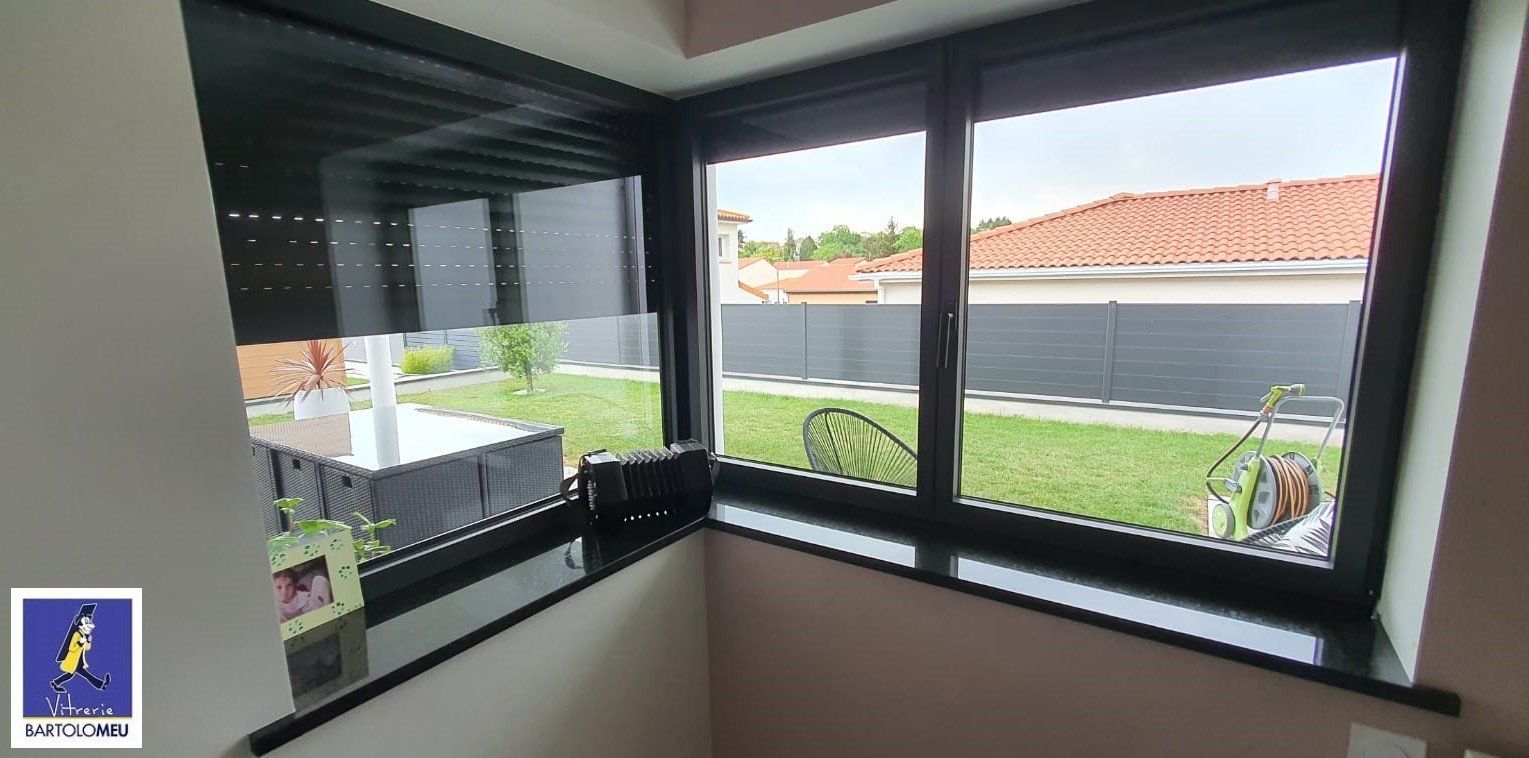 Fenêtres d'angle en aluminium noir vues de l'intérieur