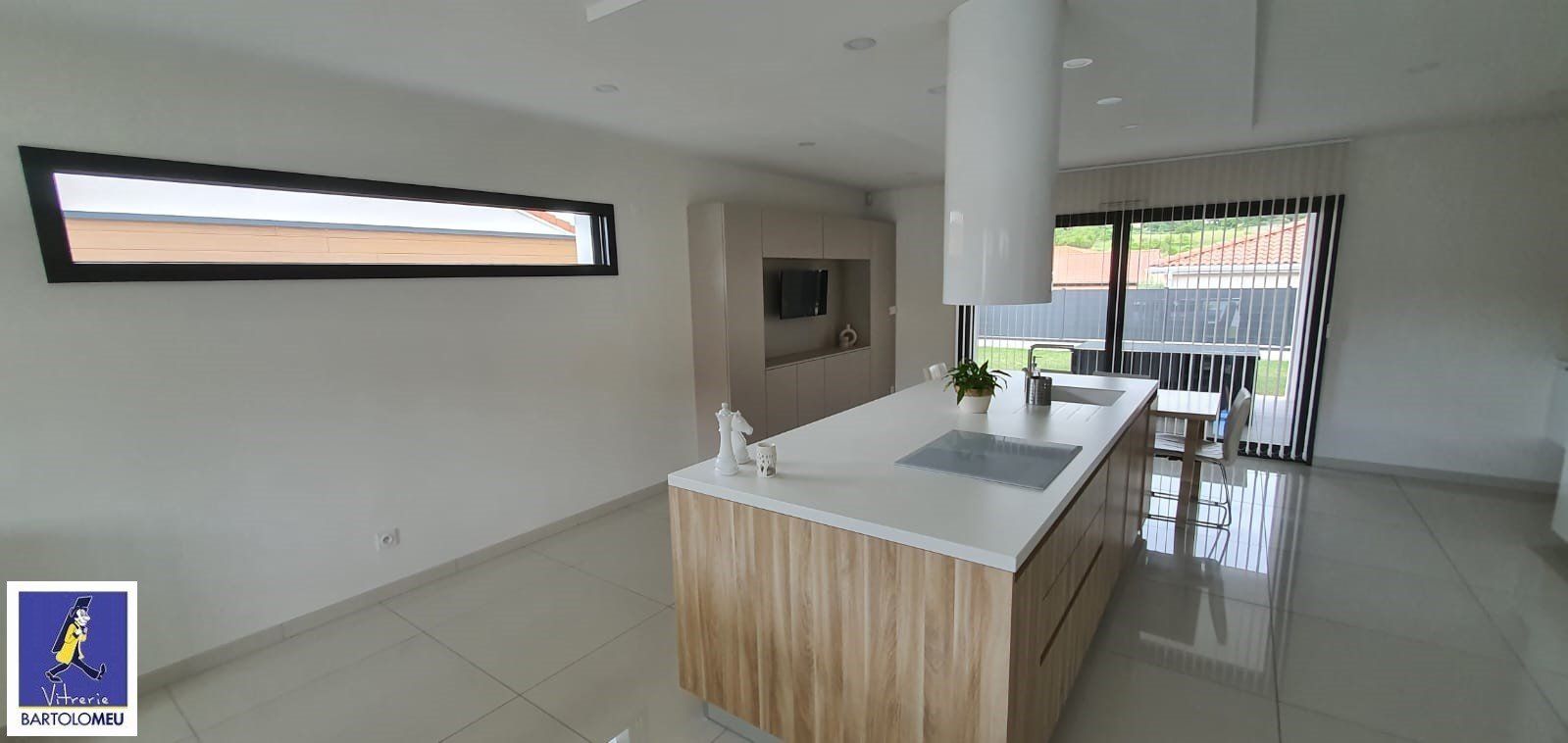 Fenêtre rectangulaire dans une cuisine