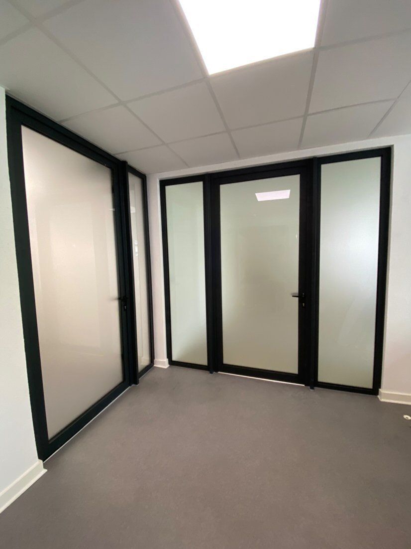 Porte vitrée flou en intérieur