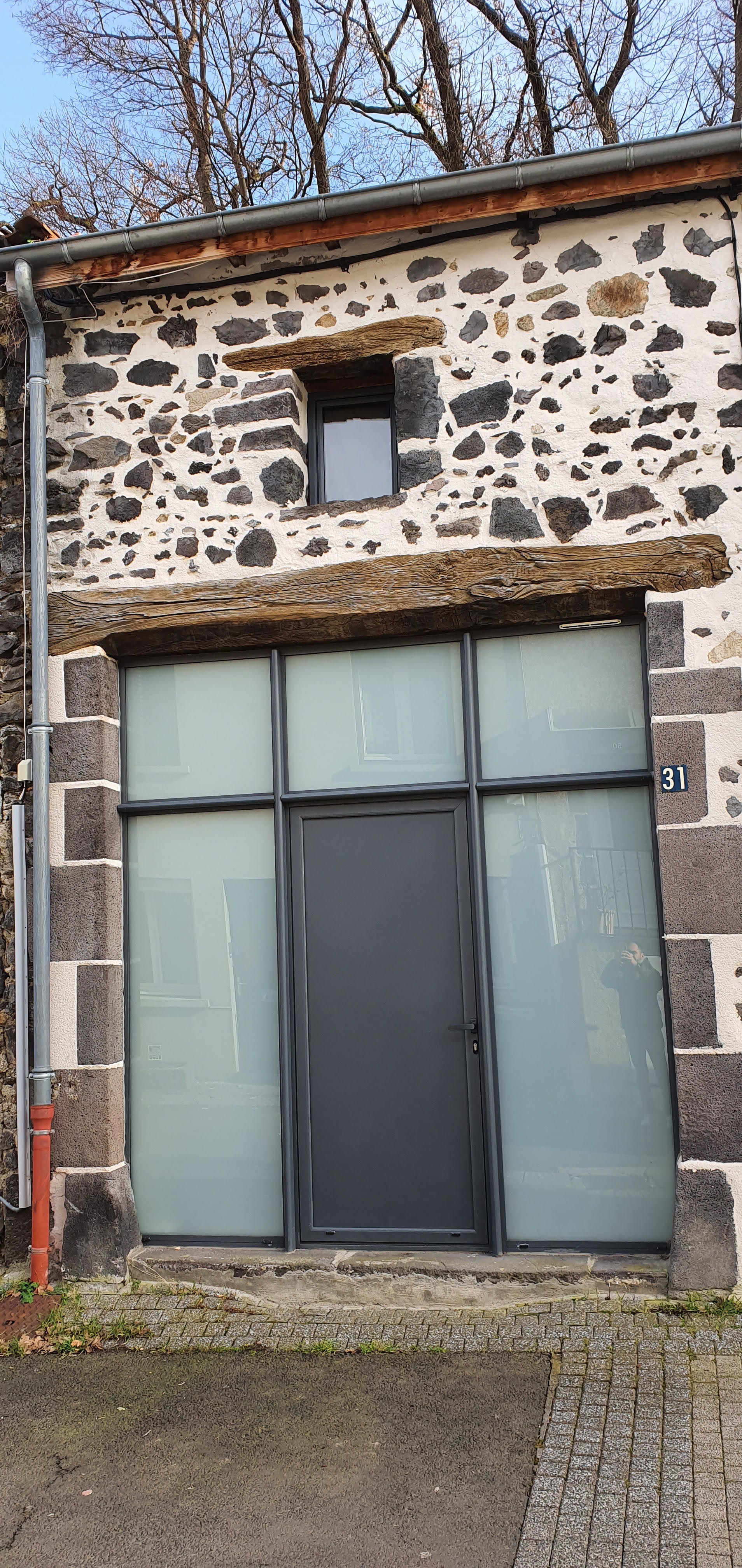 Porte d'entrée noire pleine avec encadrement vitréflou