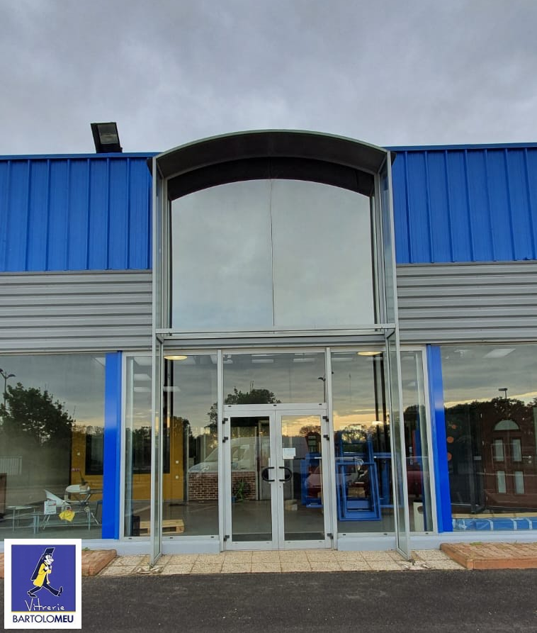 Façade de magasins bleue et grise