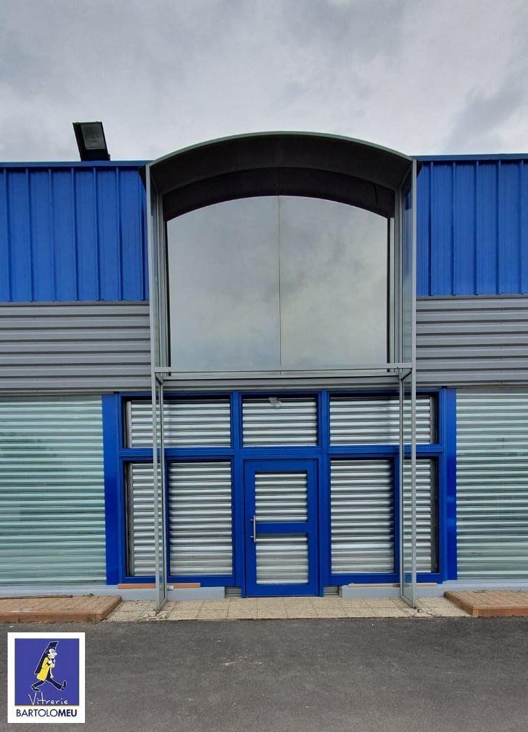 Façade de magasins bleu et gris avec entrée renforcée