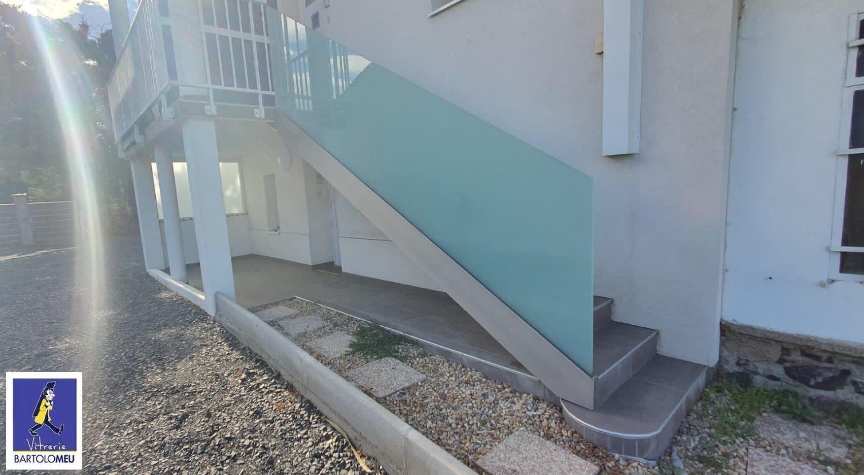 Garde-corps vitré pour escalier vu du bas