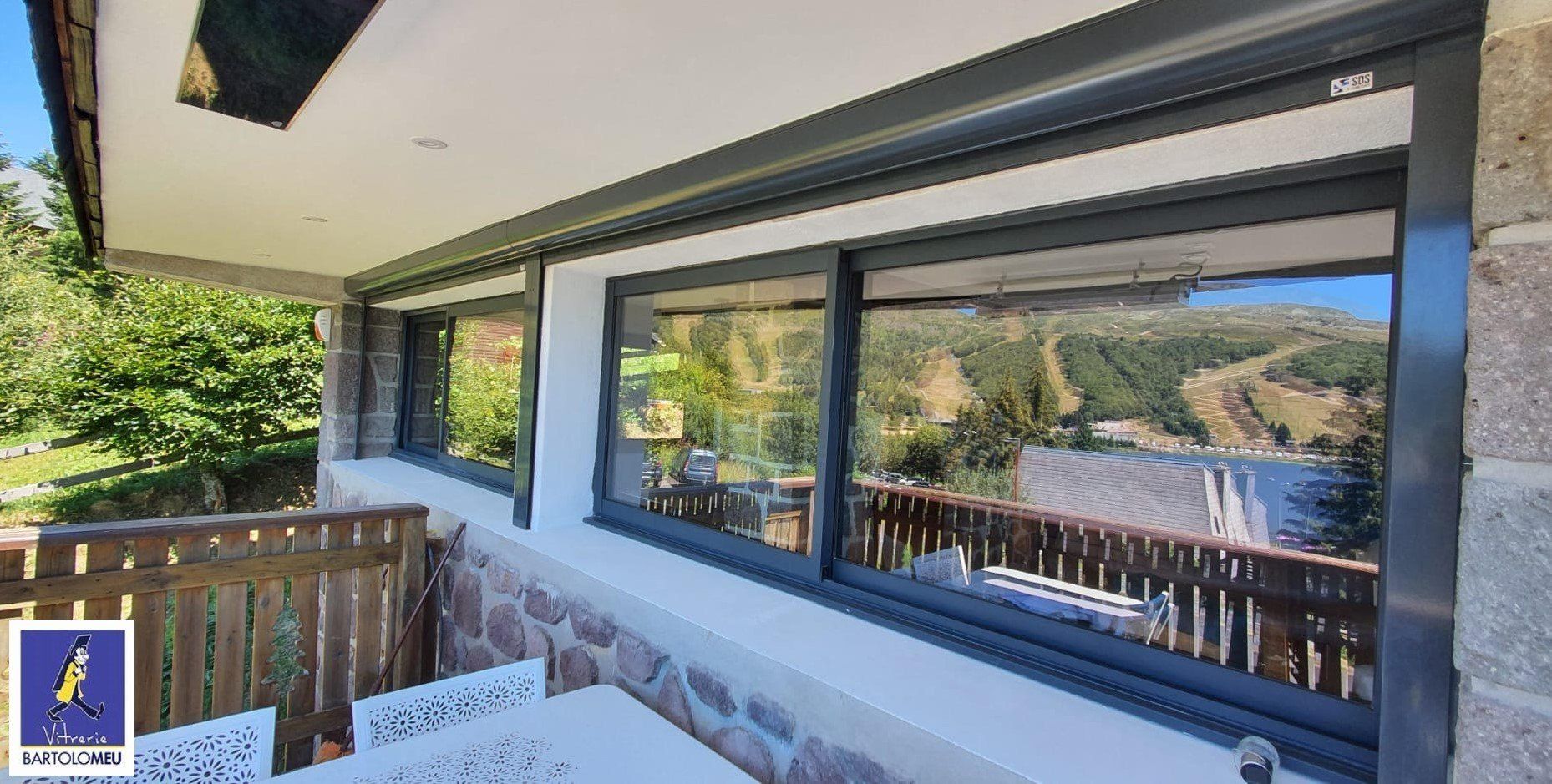 Fenêtres chalet vues de l'extérieur