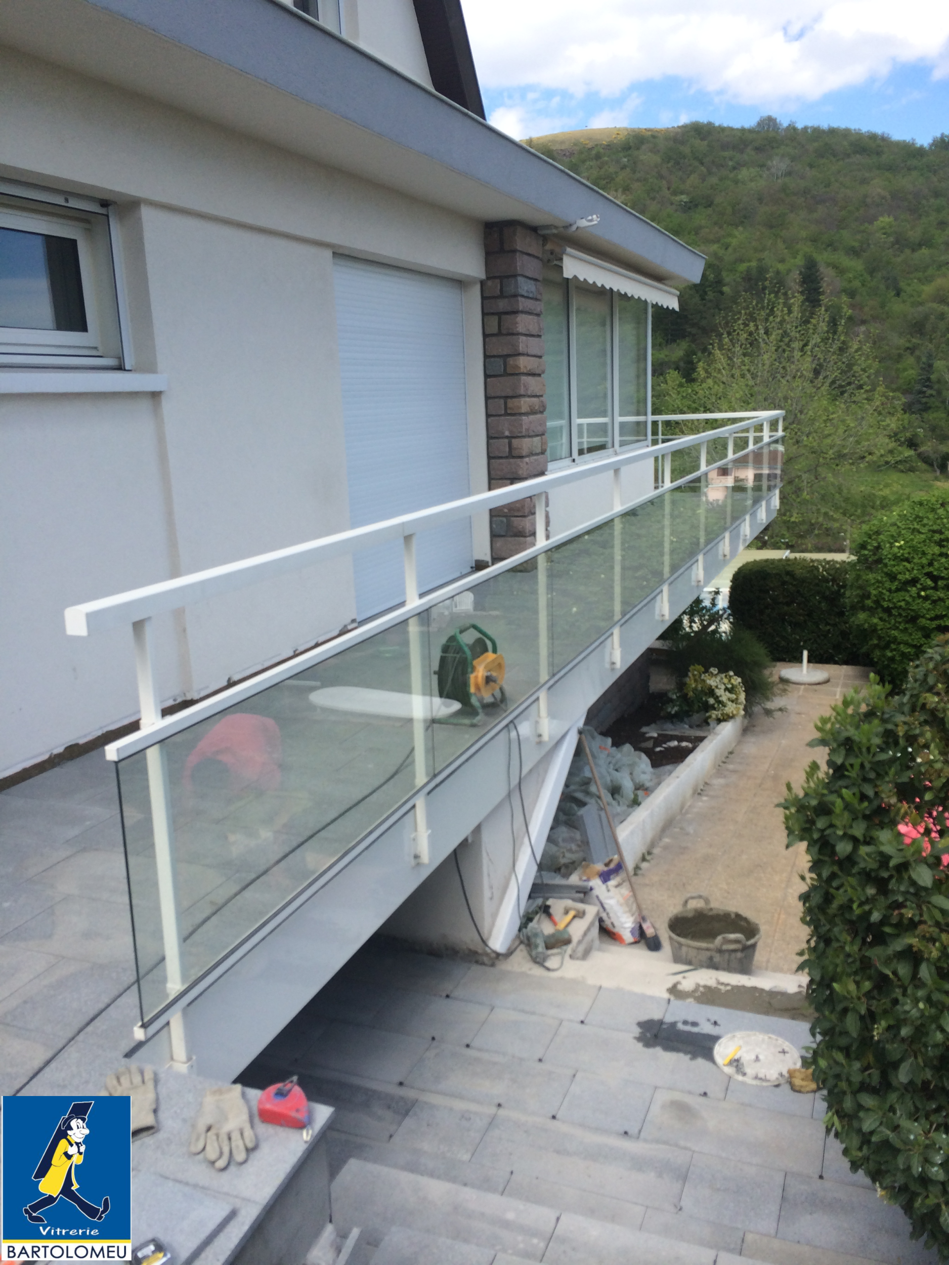 Garde-corps vitré et blanc 