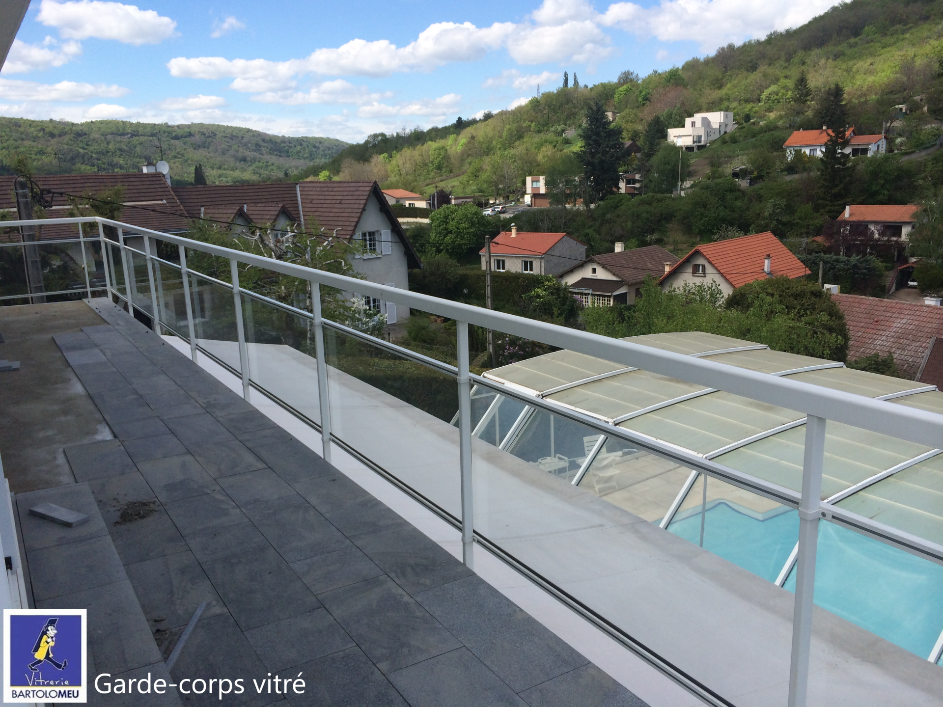 Garde-corps vitré avec piscine en contre bas 