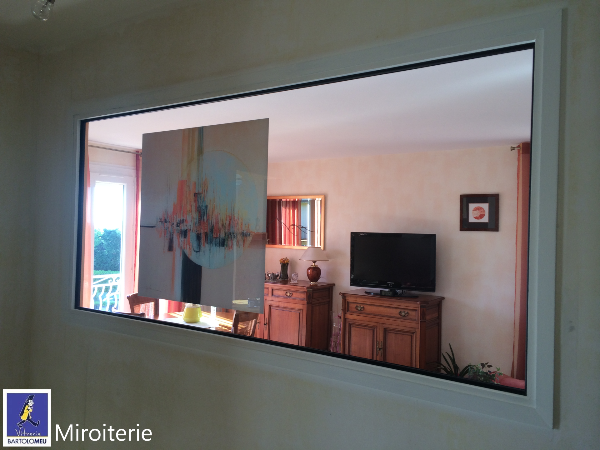 Miroir rectangulaire dans un salon