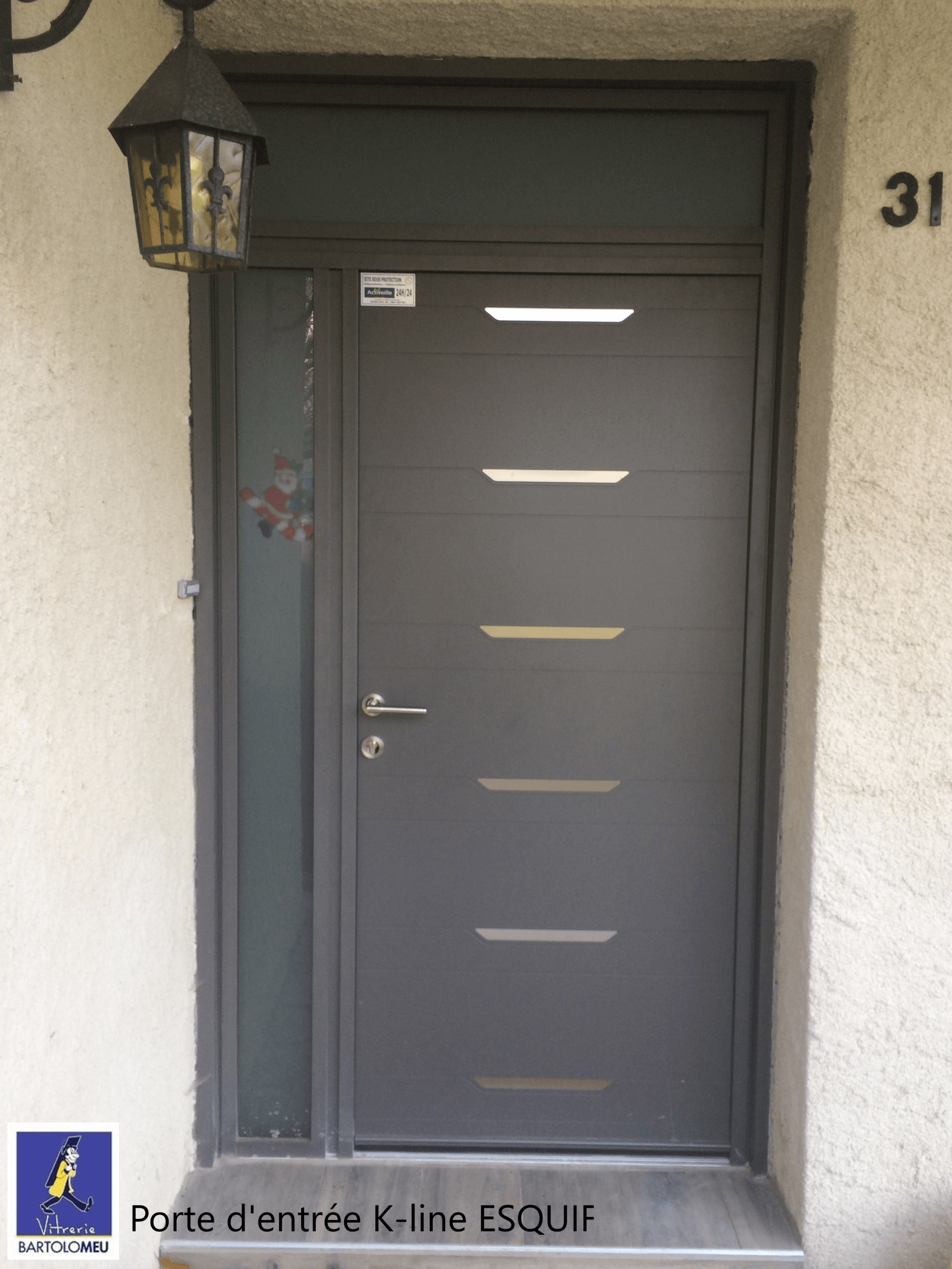 Porte d'entrée gris anthracite avec vitre flou sur la gauche