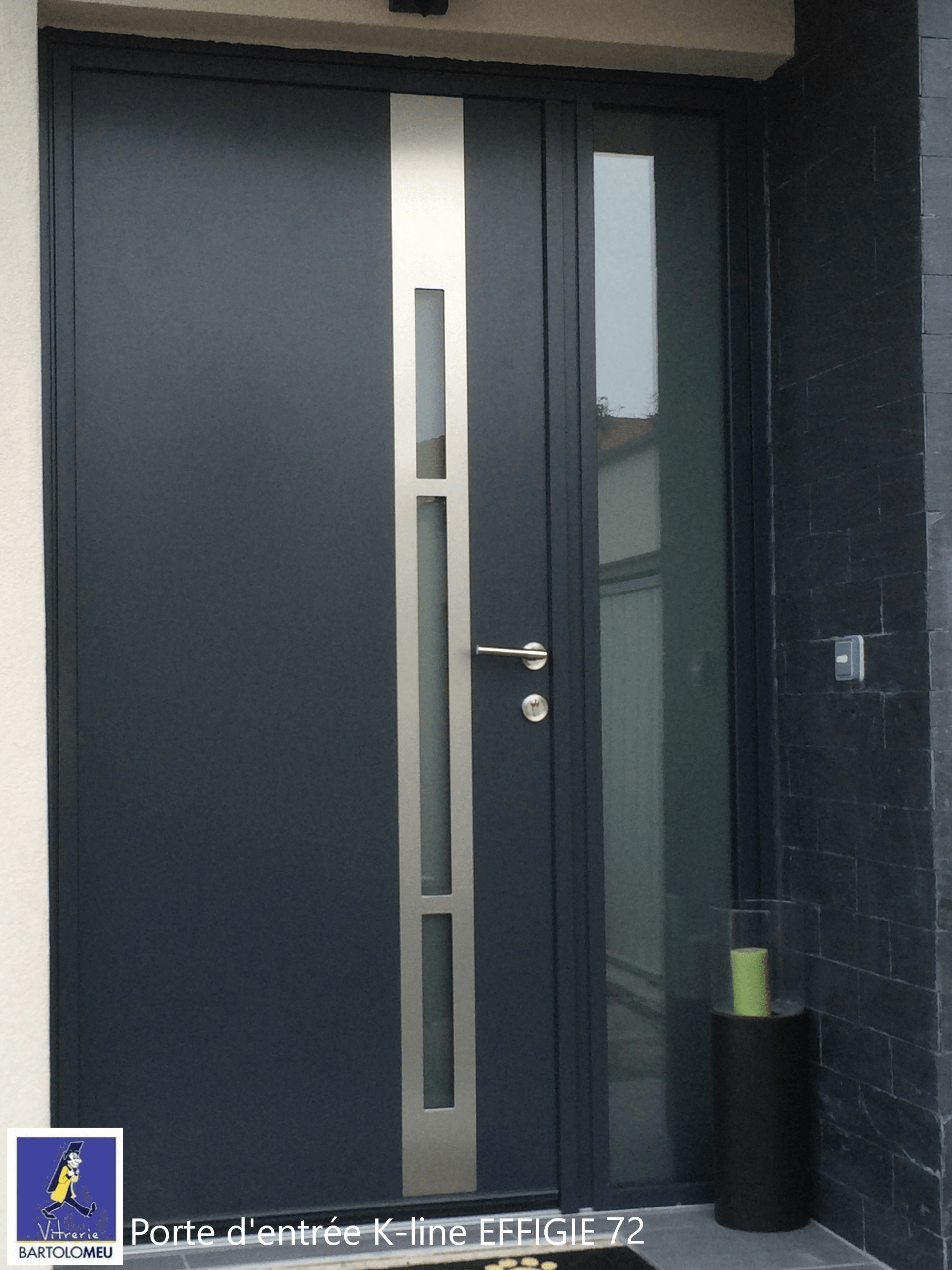 Porte d'entrée noire avec vitre flou sur la droite