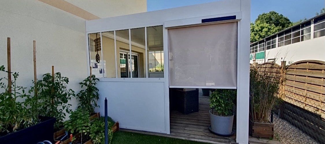 Verrière blanche avec un store déroulant 