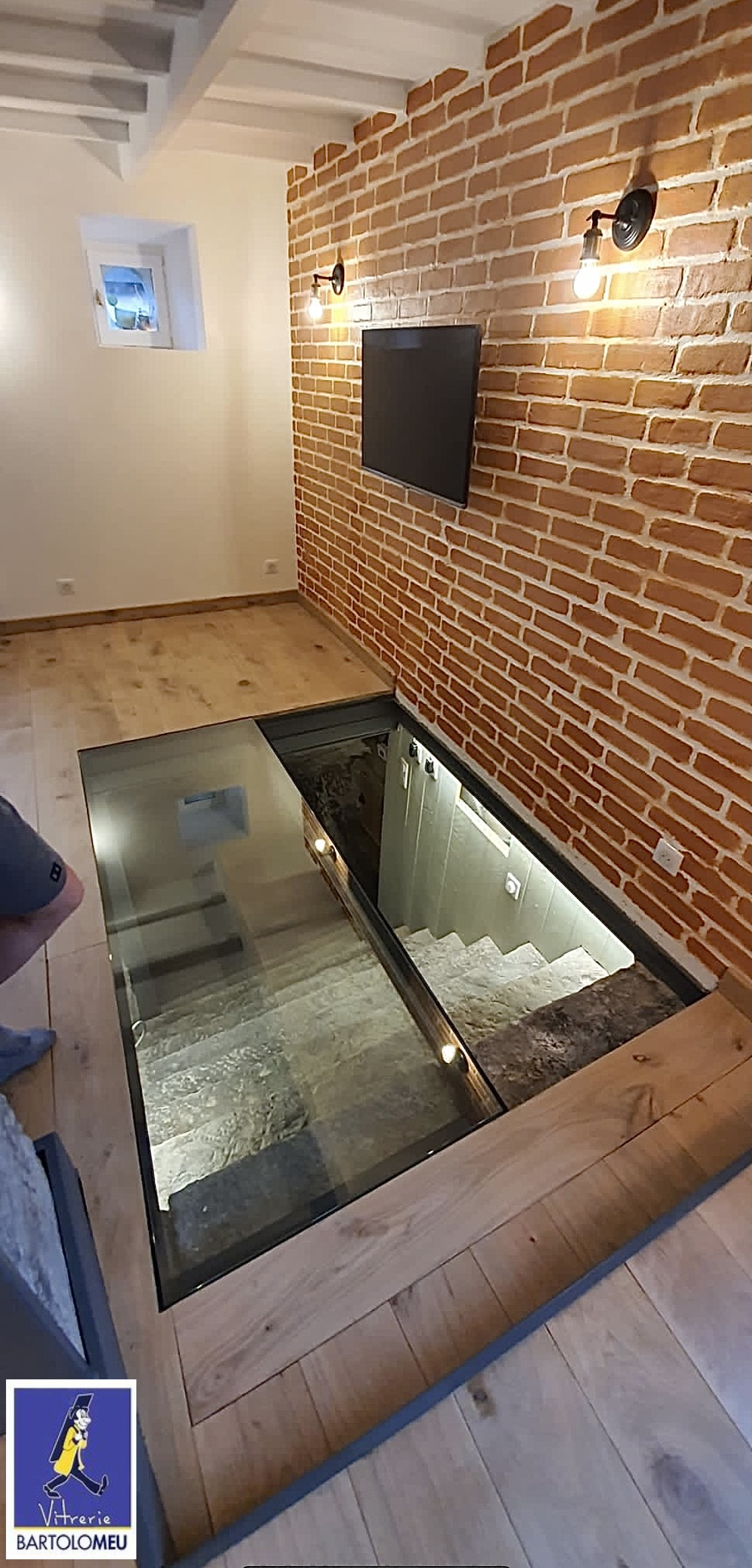 Vitrage au sol donnant sur un escalier