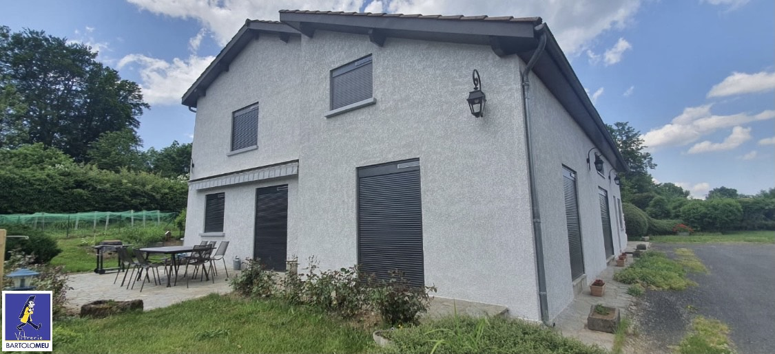 Façade de maison avec volets roulants entièrement fermés