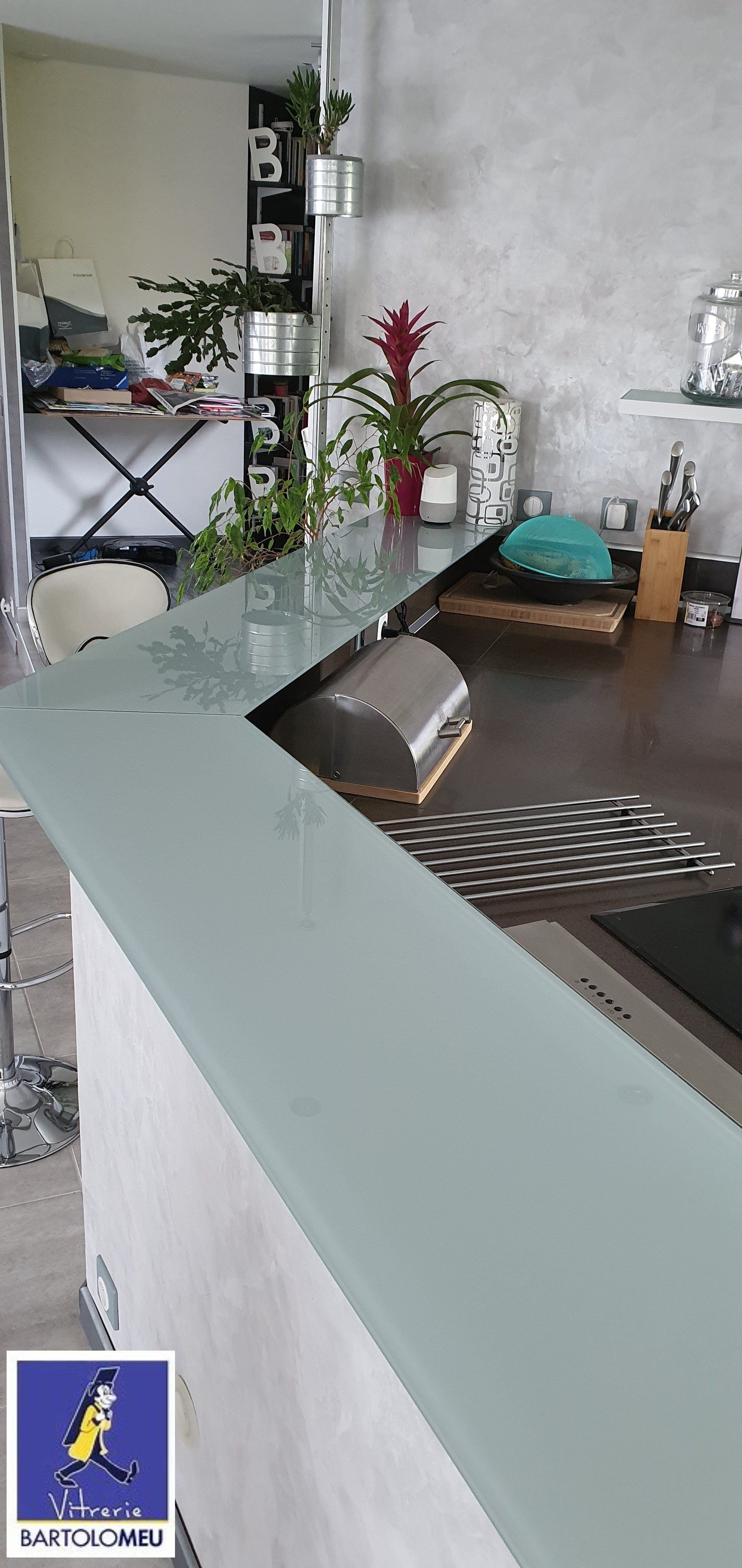 Plan de travail d'un bar en verre bleu clair