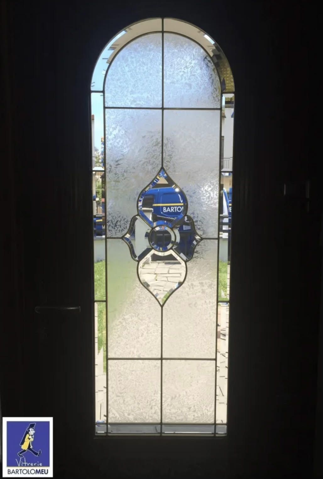 Fenêtre effet vitrail en forme d'arrondi sur le haut