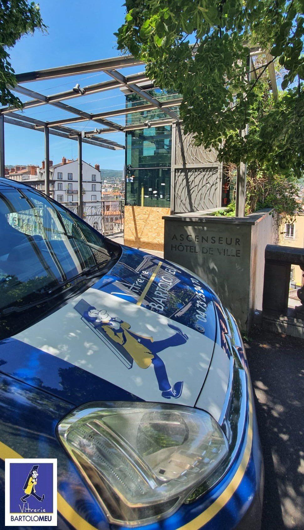 Camion devant ascenseur vitré