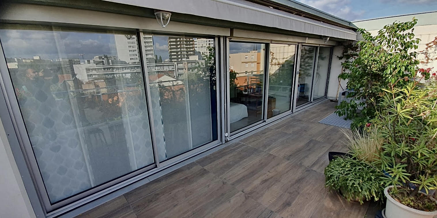 Terrasse avec baies vitrées coulissantes 