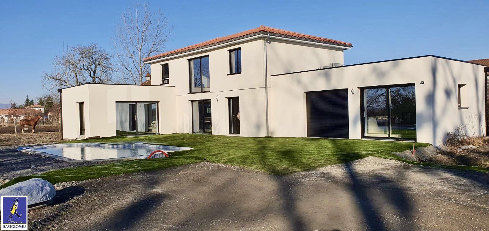 Maison moderne en fin de construction