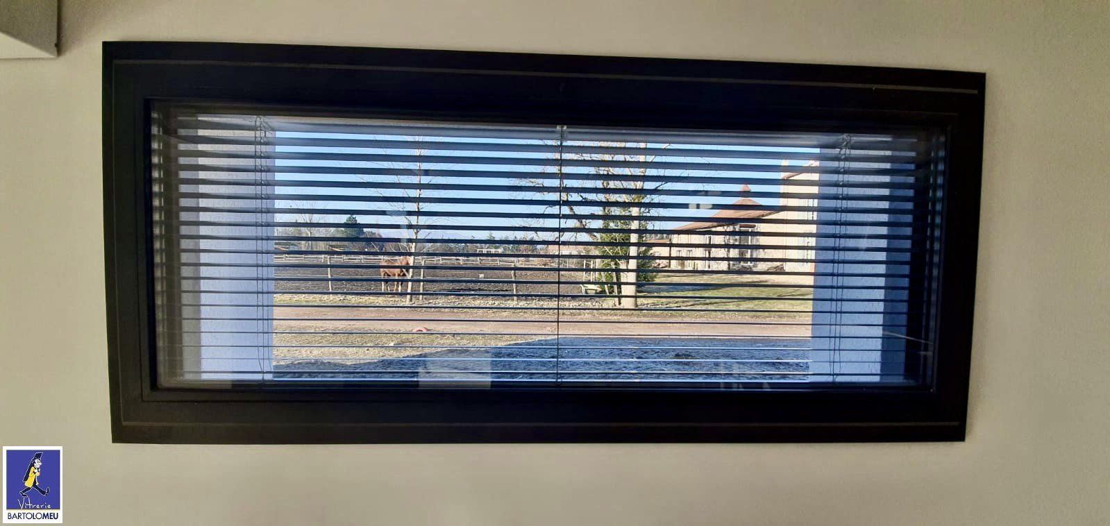 Fenêtre rectangle avec store motorisé 