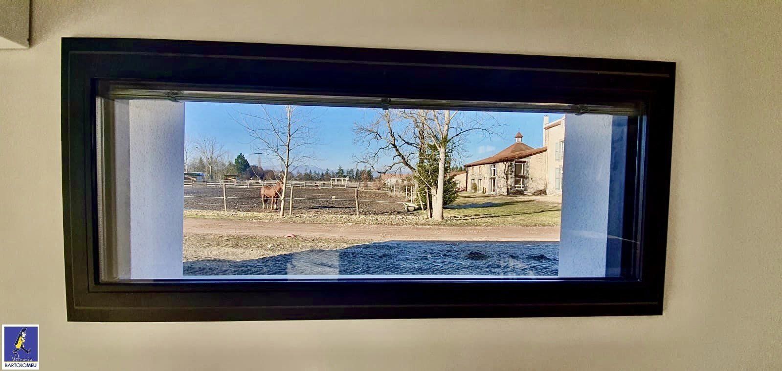 Fenêtre rectangulaire avec vue sur la campagne