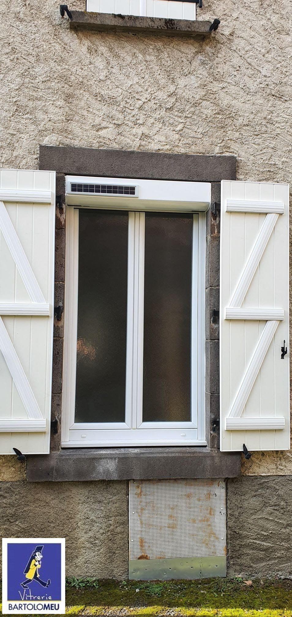 Fenêtres et volets blancs 