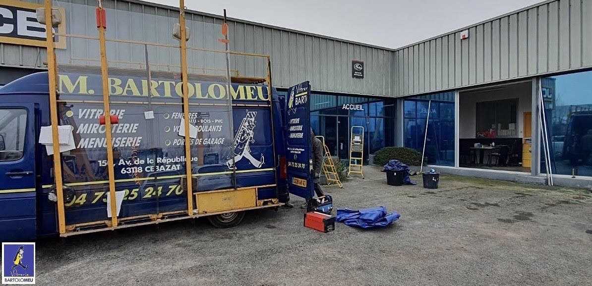 Camion Bartolomeu devant une boutique