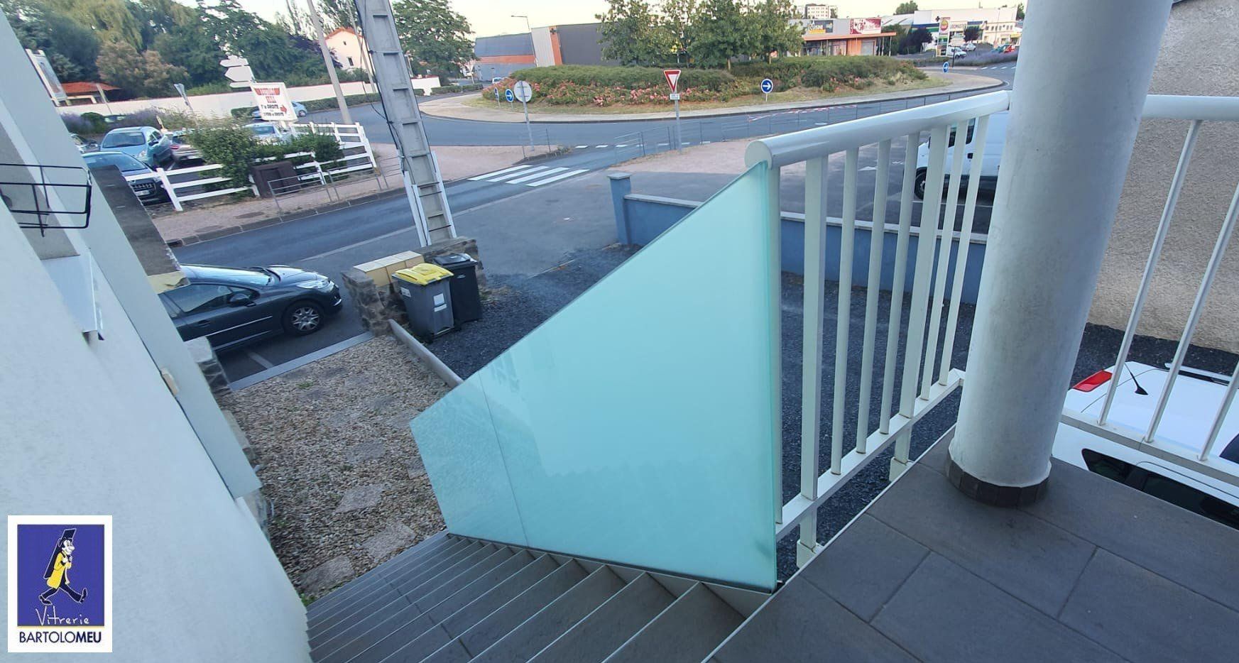 Garde-corps vitré pour escalier vu du haut