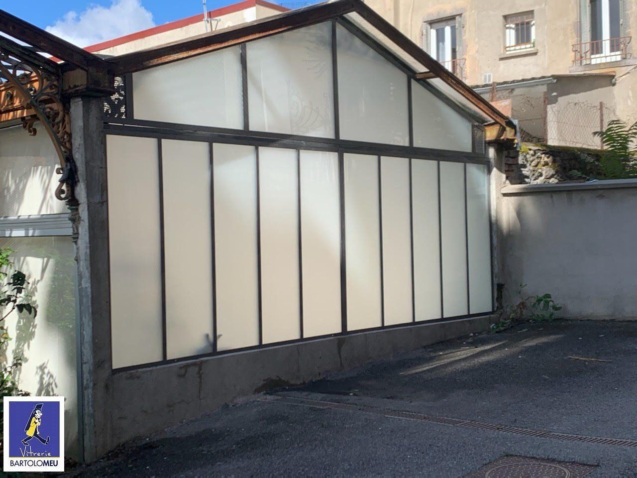 Façade vitrée opaque 