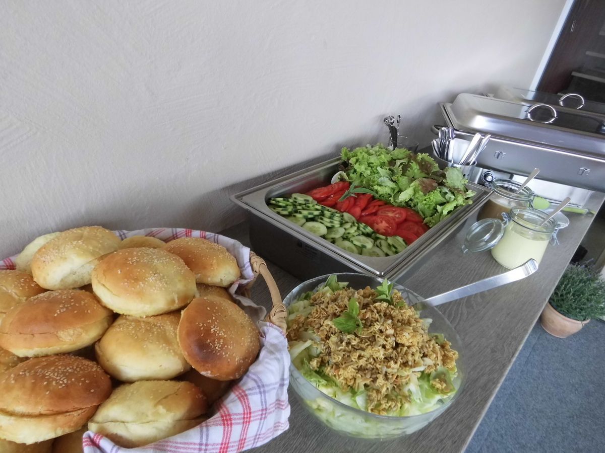 ein Buffettisch mit Brötchen , Salat und Gemüse