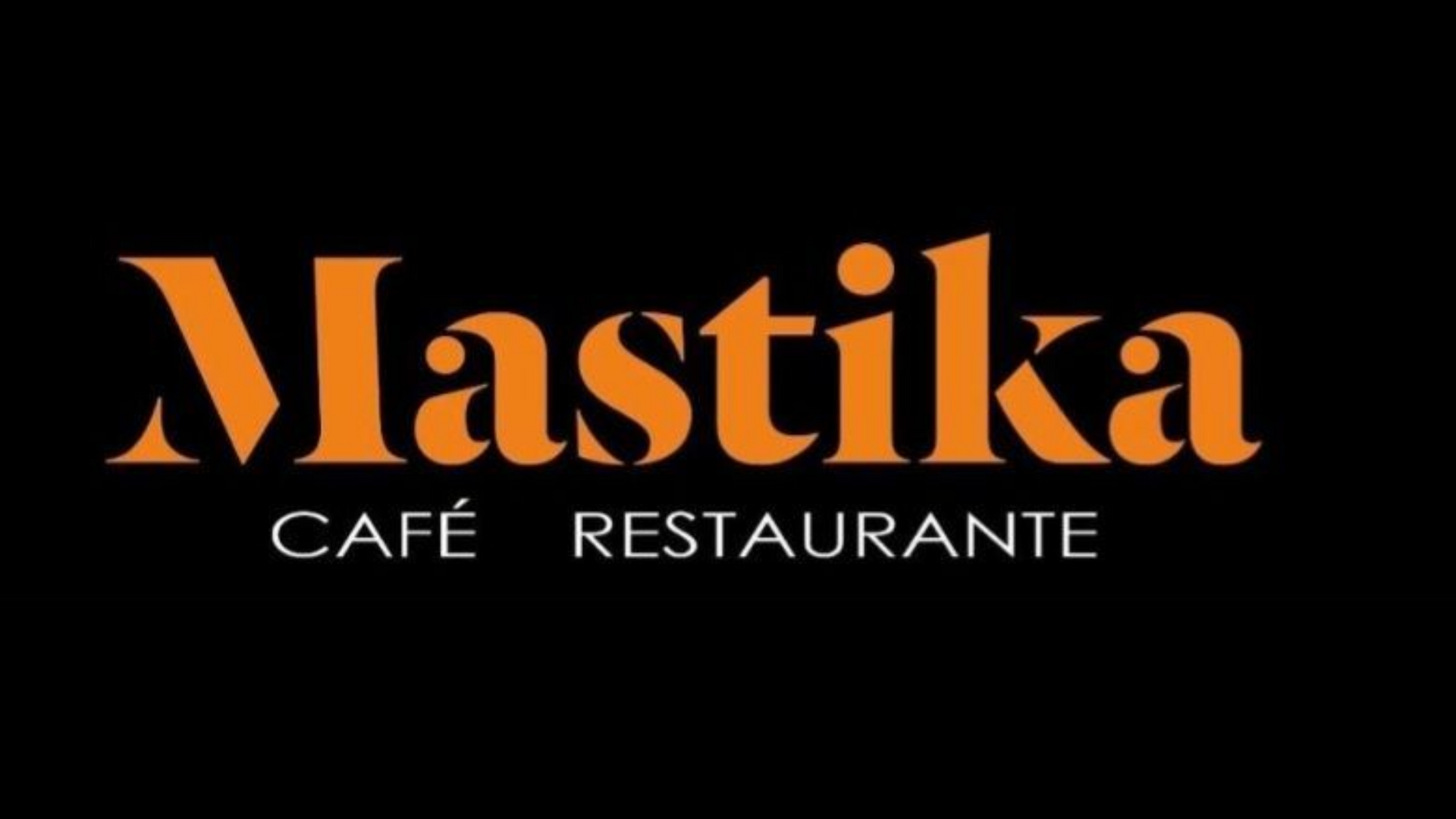 Logotipo de Mastika Caf&eacute; Restaurante en texto naranja sobre fondo negro.