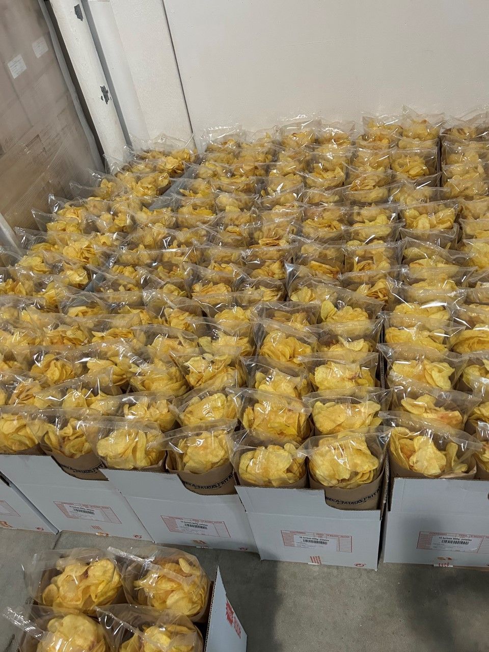 Cajas de patatas fritas envasadas.