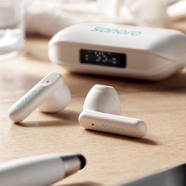 Deux écouteurs blancs sans fil