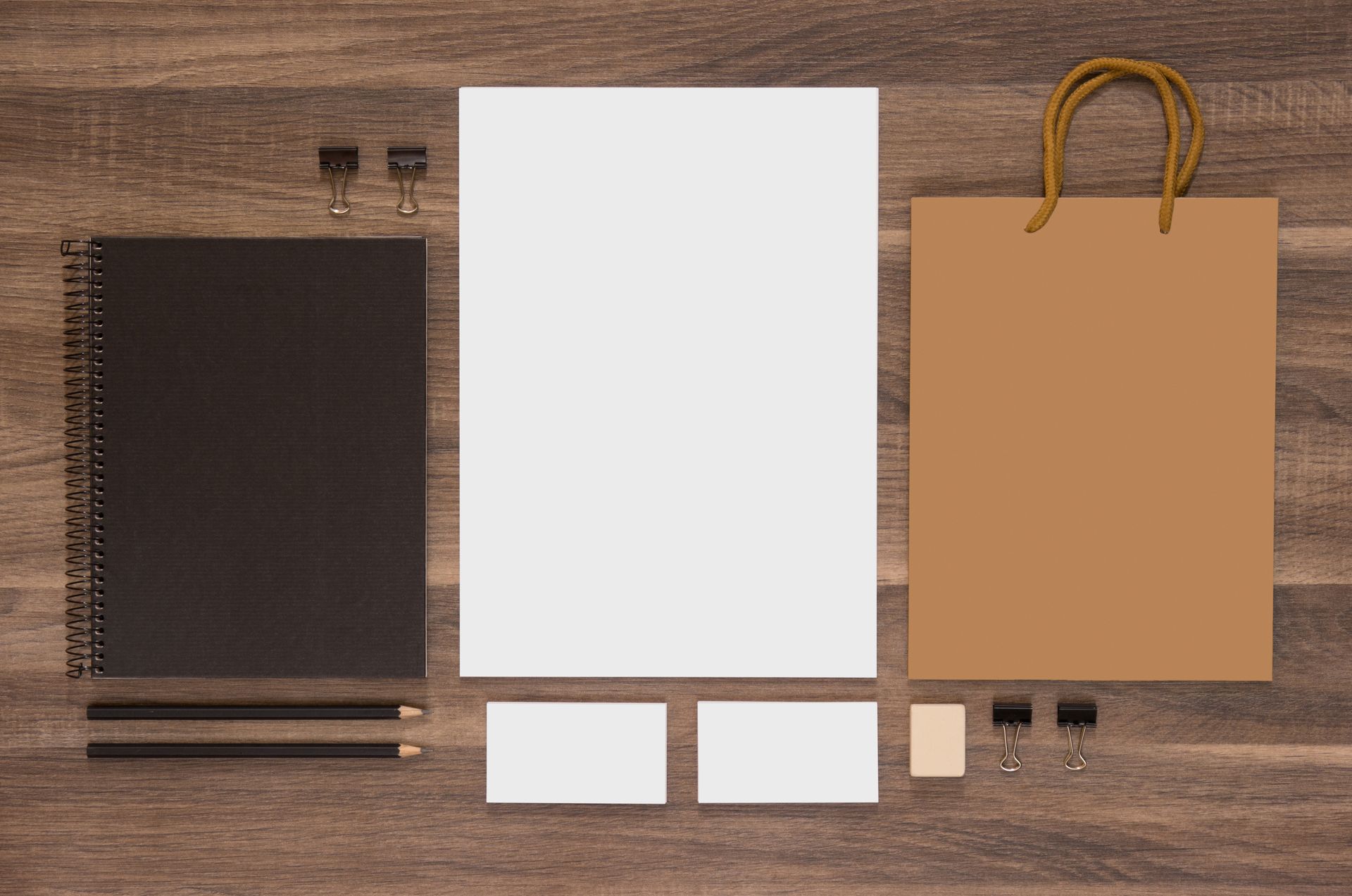 Carnet de notes, feuilles, post-it, sac en papier et crayon en bois