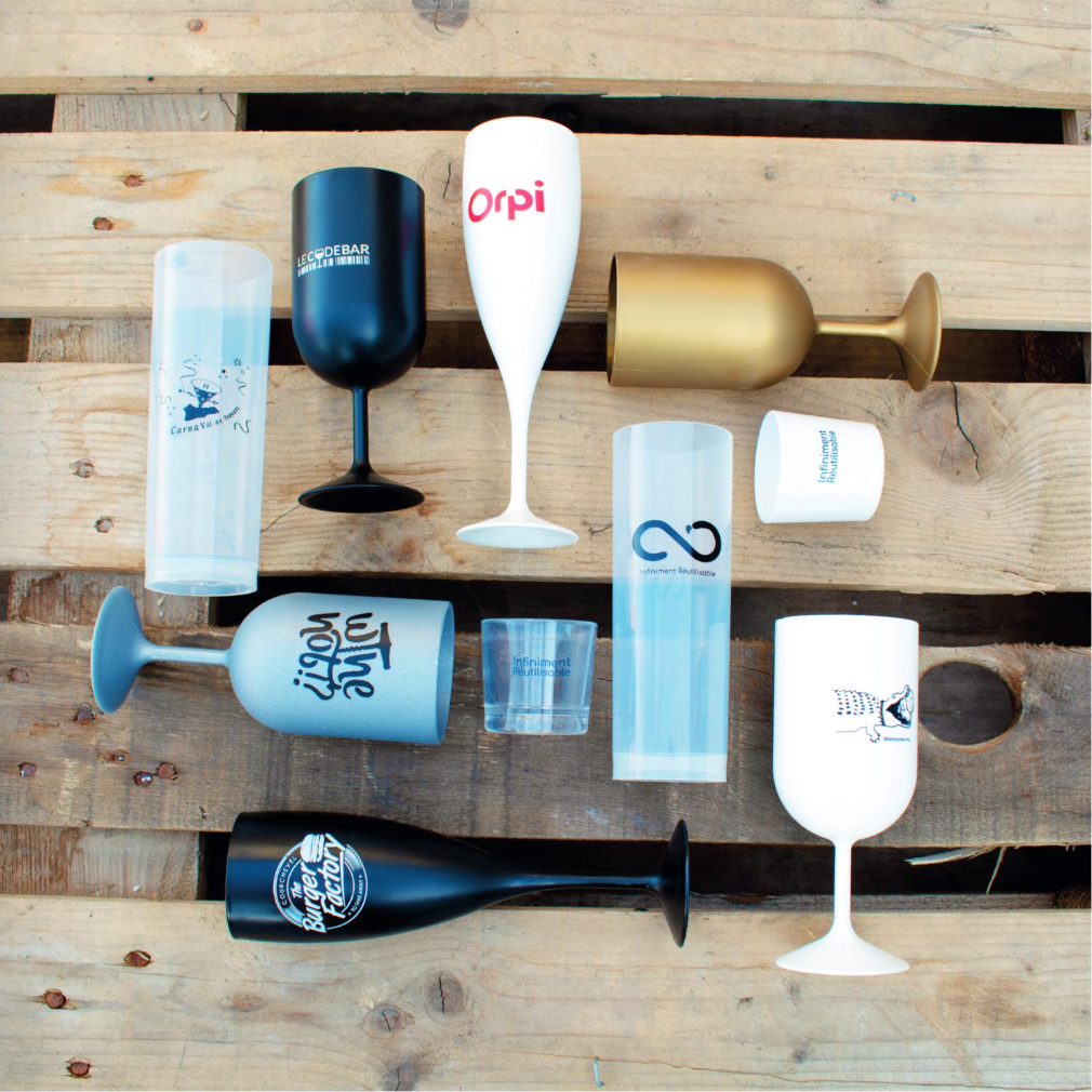 Verres en plastiques de différentes formes
