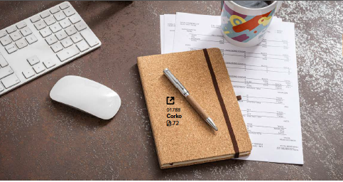 Bloc-notes et stylo sur un bureau 