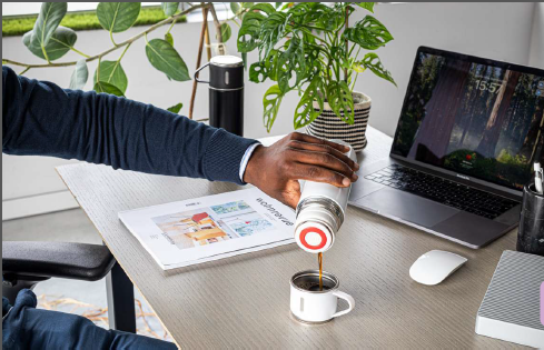 Homme qui se verse un café avec un thermos